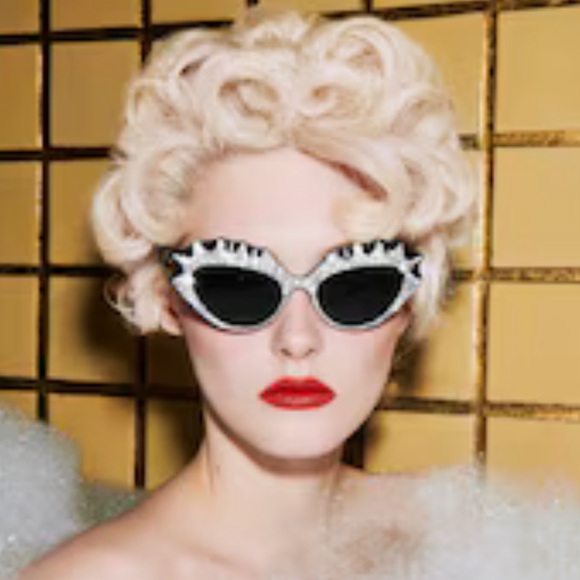 GUCCI HOLLYWOOD FOREVER Avant Garde Embellished Black Logo Sunglasses Resort - Picture 2 of 16